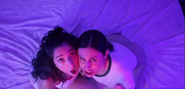  EMME WHITE E LISXXX, DUAS MORENAS GOSTOSAS CHUPANDO UM DILDO EM POV ENQUANTO GUIAM A SUA PUNHETA